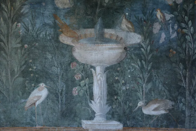 Fontaine et oiseaux dans un jardin
