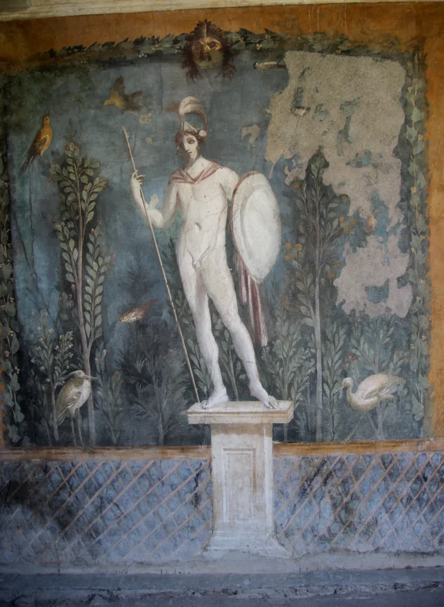Statue de Mars dans un jardin