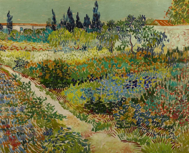 Jardín florido con camino