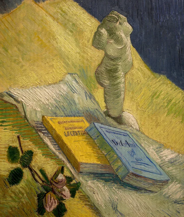 Naturaleza muerta con estatuilla de yeso y dos novelas