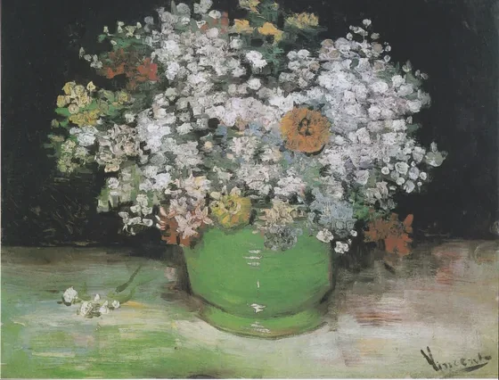Zinnias et géraniums dans un vase