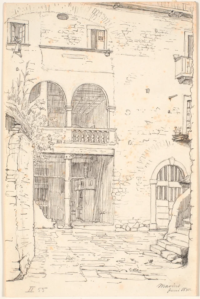 列柱廊の一部のある中庭