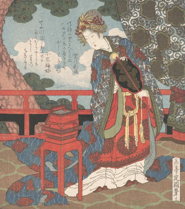 縁側に立つ扇を持つ女